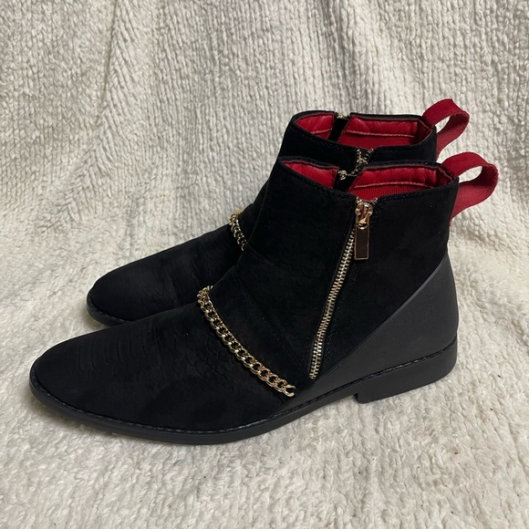 Tayno Chelsea Boot The Chain B,Crafted with a black faux suede chain accent SZ13 - Picture 1 of 11
